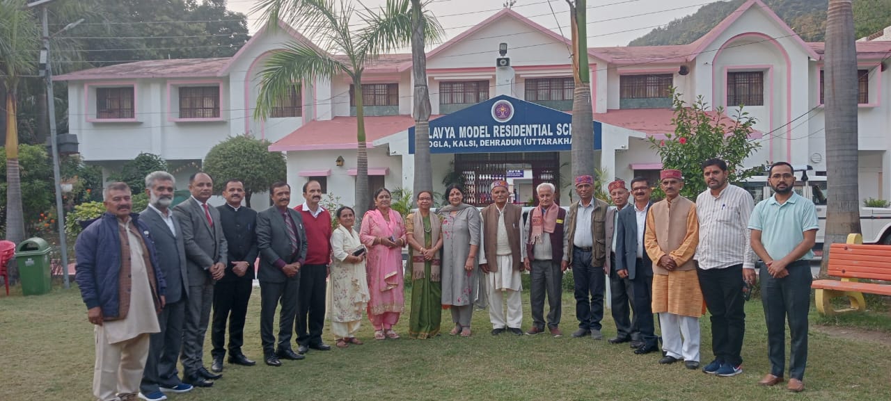 हाटी समिति के प्रतिनिधि जोंसार बावर के कालसी में स्थित एकलब्य वरिष्ठ माध्यमिक विद्यालय में वहां की प्रधानाचार्य श्रीमती सुधा पैनोली के साथ सामूहिक चित्र 