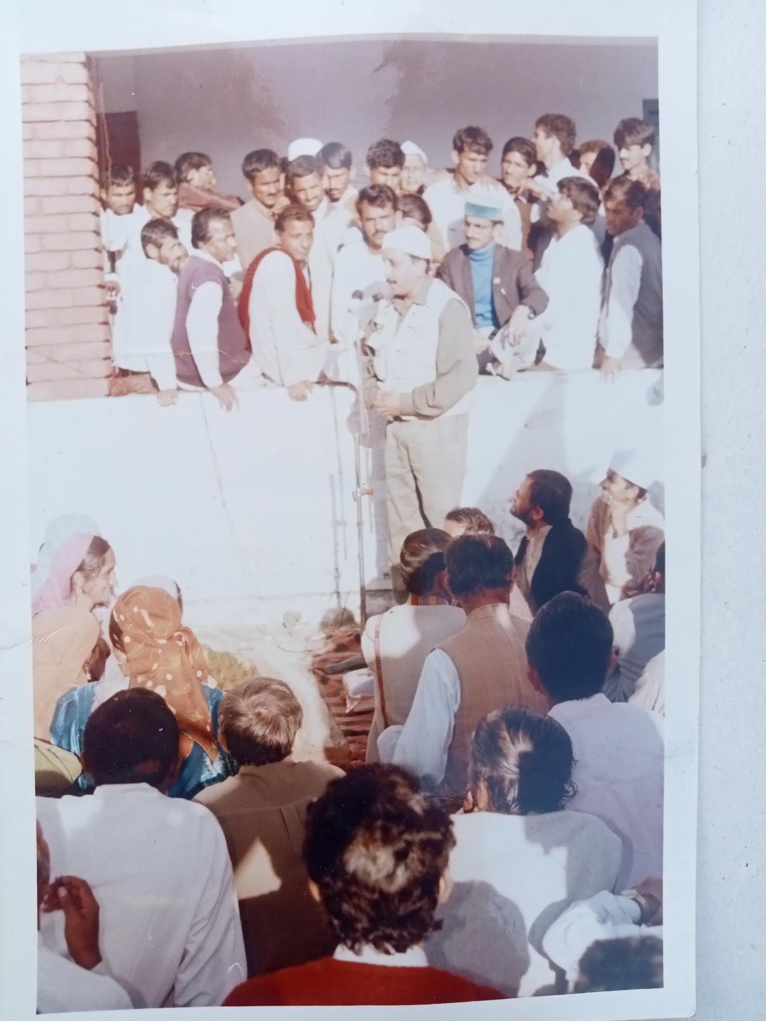 वर्ष 1990, हाटी कर्मचारी कल्याण परिषद तथा हाटी समिति द्वारा कफोटा में आयोजित खुमल़ी को सम्बोधित करते हुए कुंवर अजय बहादुर जी ।