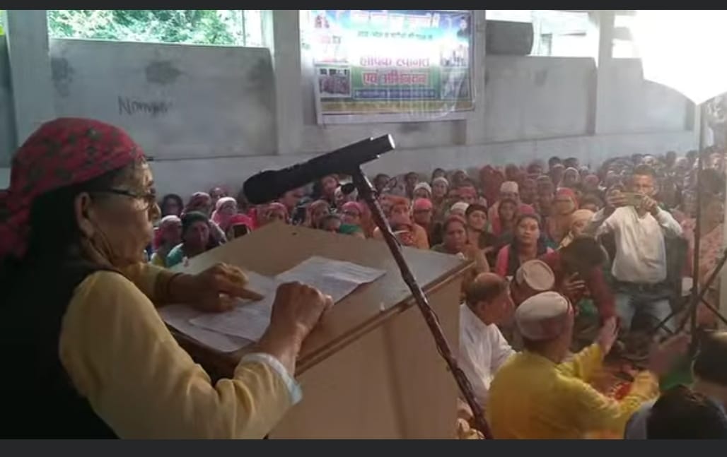 टोंरु गांव की हाटी खुमल़ी में पंचायत प्रधान श्रीमती कमला तोमर का सम्बोध