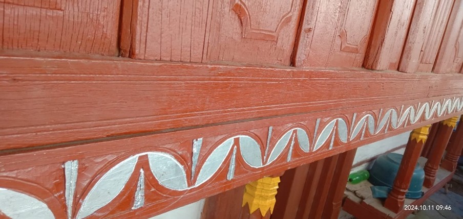 घर की बाह्य काष्ठ कला का अद्भुत नमूना