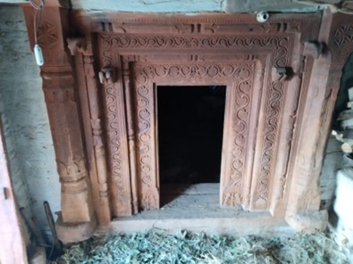 स्थानीय बढ़ई द्वारा उत्तम काष्ठ कला से निर्मित घर के दरवाजे का चौखट